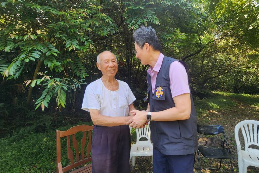 《圖說》臺北市榮民服務處總幹事葛得生偕同仁探視散居士林區陽明山榮民眷。〈臺北市榮服處提供〉