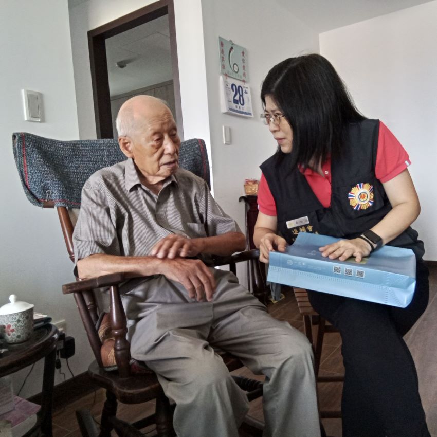 訪視萬華獨居榮民眷長者 臺北市榮服處送暖提前賀中秋 1 《圖說》臺北市榮服處服務組辜組長一行人訪視91歲的吳永生伯伯。〈臺北市榮服處提供〉