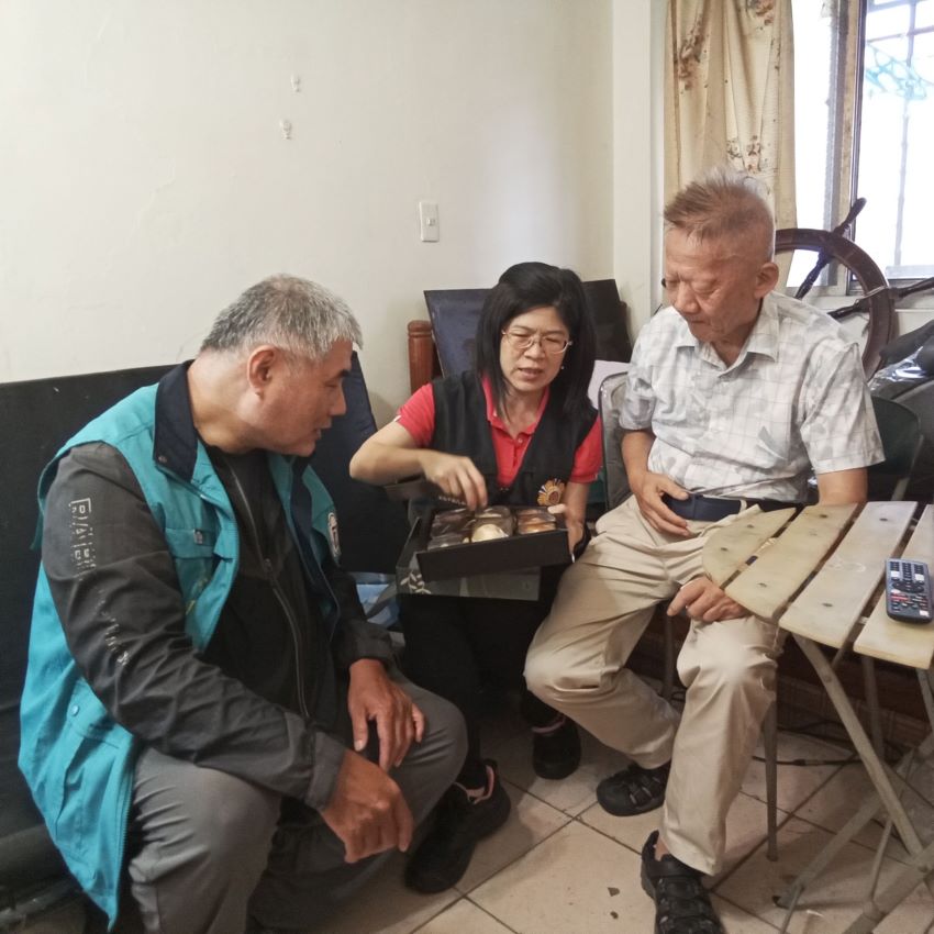 訪視萬華獨居榮民眷長者 臺北市榮服處送暖提前賀中秋 2 《圖說》辜組長一行人訪視75歲獨居的王金惠伯伯。〈臺北市榮服處提供〉