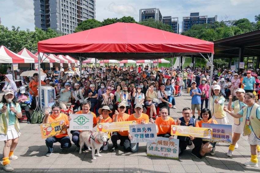 走出戶外保護視界 土城醫院千人健走護眼新典範 2 《圖說》新北市立土城醫院「健康齊步走 亮眼護視界」健走桐樂會,吸引近千名市民熱情參與。〈土城醫院提供〉