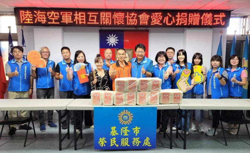 《圖說》李明聰〈中著橘衣者〉與基隆榮服處同仁合影。〈基隆榮服處提供〉