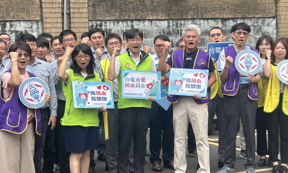 《圖說》處長陳据湖〈前排右三〉與熱血民眾合影。〈台電基隆區處提供〉