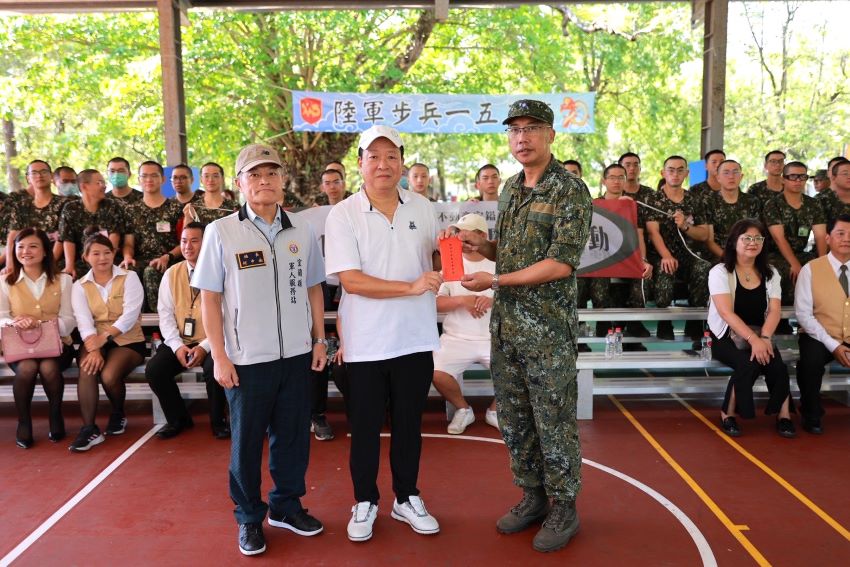 《圖說》蘭陽21世紀不動產-宏鎰集團林以勝董事長至陸軍步兵153旅敬軍慰問暨捐血活動，並致贈單位加菜金，左為宜蘭縣軍人服務站長何中南。〈宏鎰集團提供〉