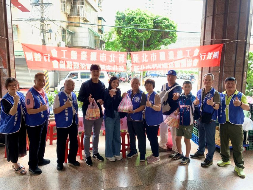 《圖說》主辦單位職業總工會為表達感謝前來捐血的民眾，致贈每人一等好米及養生雞蛋。〈新北職總工會提供〉