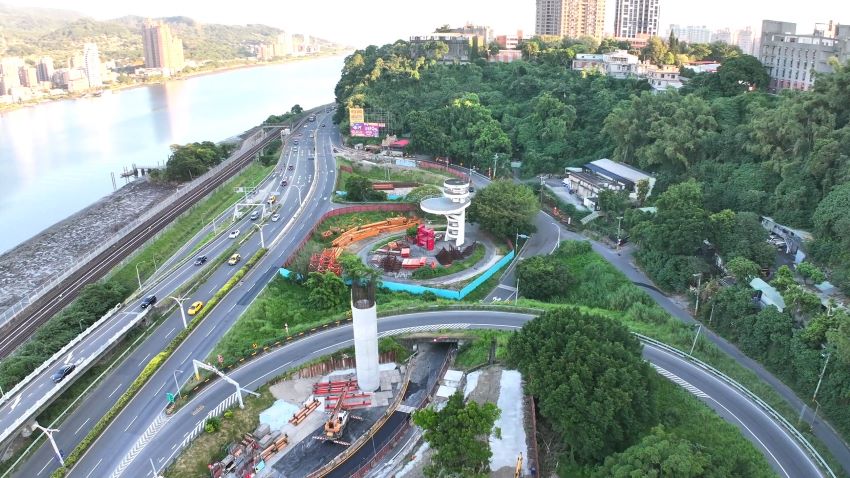 《圖說》為進行淡北道路工區範圍高壓電纜遷移作業，用路人行經工區時請減速慢行。〈工務局提供〉