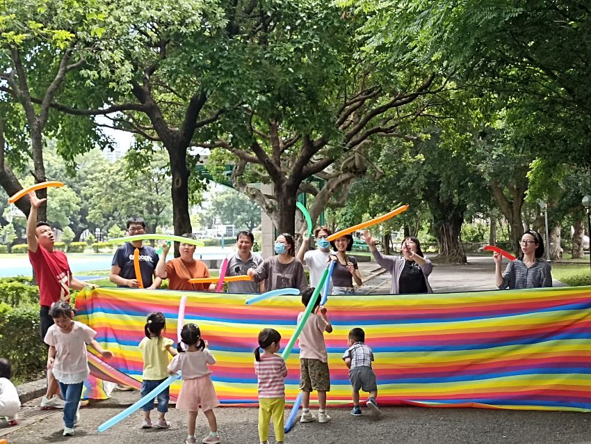 讓家庭成為最堅實避風港 新北推「育兒神隊友」電子書 3 《圖說》牽手共親職。〈教育局提供〉