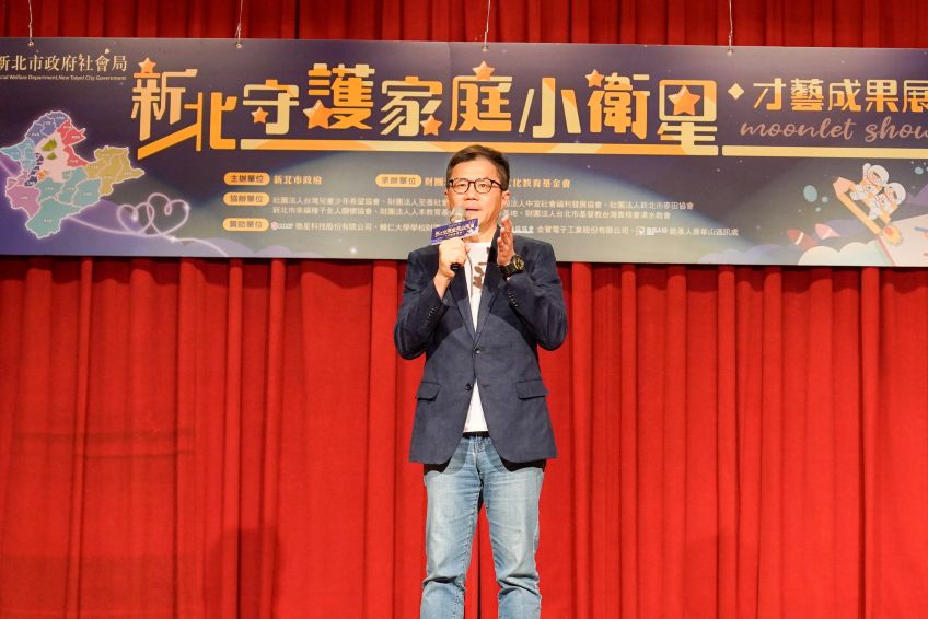 《圖說》新北市副秘書長張其強參與小衛星才藝成果展。他說，小衛星計畫就像「希望工程」，協助孩子發掘潛能、建立自信、勇敢逐夢。〈社會局提供〉