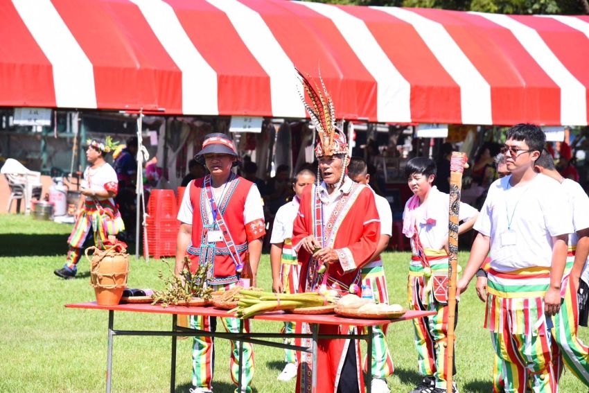 《圖說》中和區114年度「原住民族歲時祭儀」活動，部落頭目祈球新的一年順遂得到眷顧。〈中和區公所提供〉