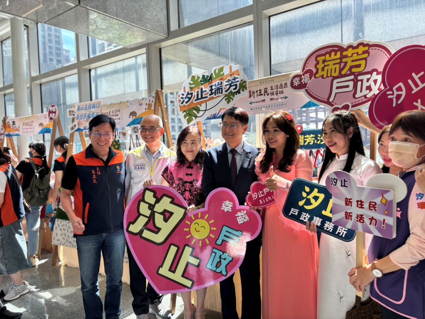 《圖說》陳純敬與熱情的新住民合照。〈民政局提供〉