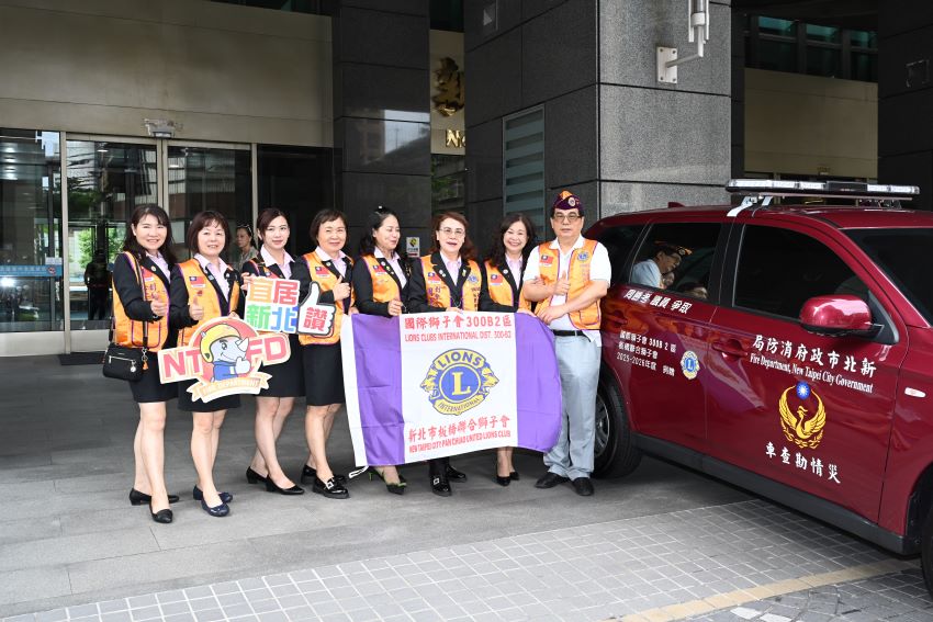 《圖說》周勝考議員與女獅友。〈消防局提供〉