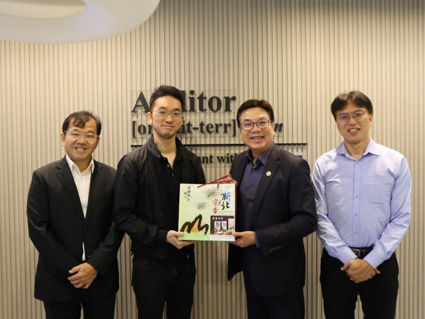 新加坡考察 劉和然聚焦環境永續等三大主題 1 《圖說》劉和然副市長(右2)率團隊拜訪新北青年創業代表Evercomm創辦人Ted Chen(左2),並致贈新北特產,左一民政局長林耀長。〈環保局提供〉