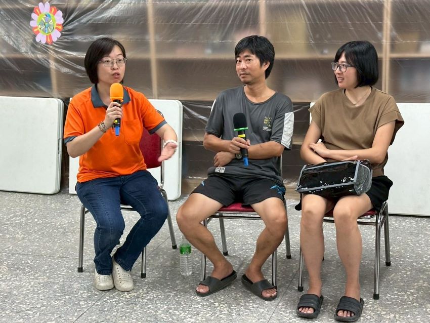 《圖說》新北市第6區早資中心督導林芷榕（左）和家長親職座談，並解答家長的各項問題。〈社會局提供〉