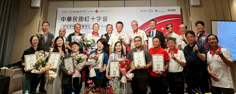《圖說》獲選博愛救護獎的12位獲獎者及與會來賓合影，後排中間為潘維大會長。〈紅十字會提供〉