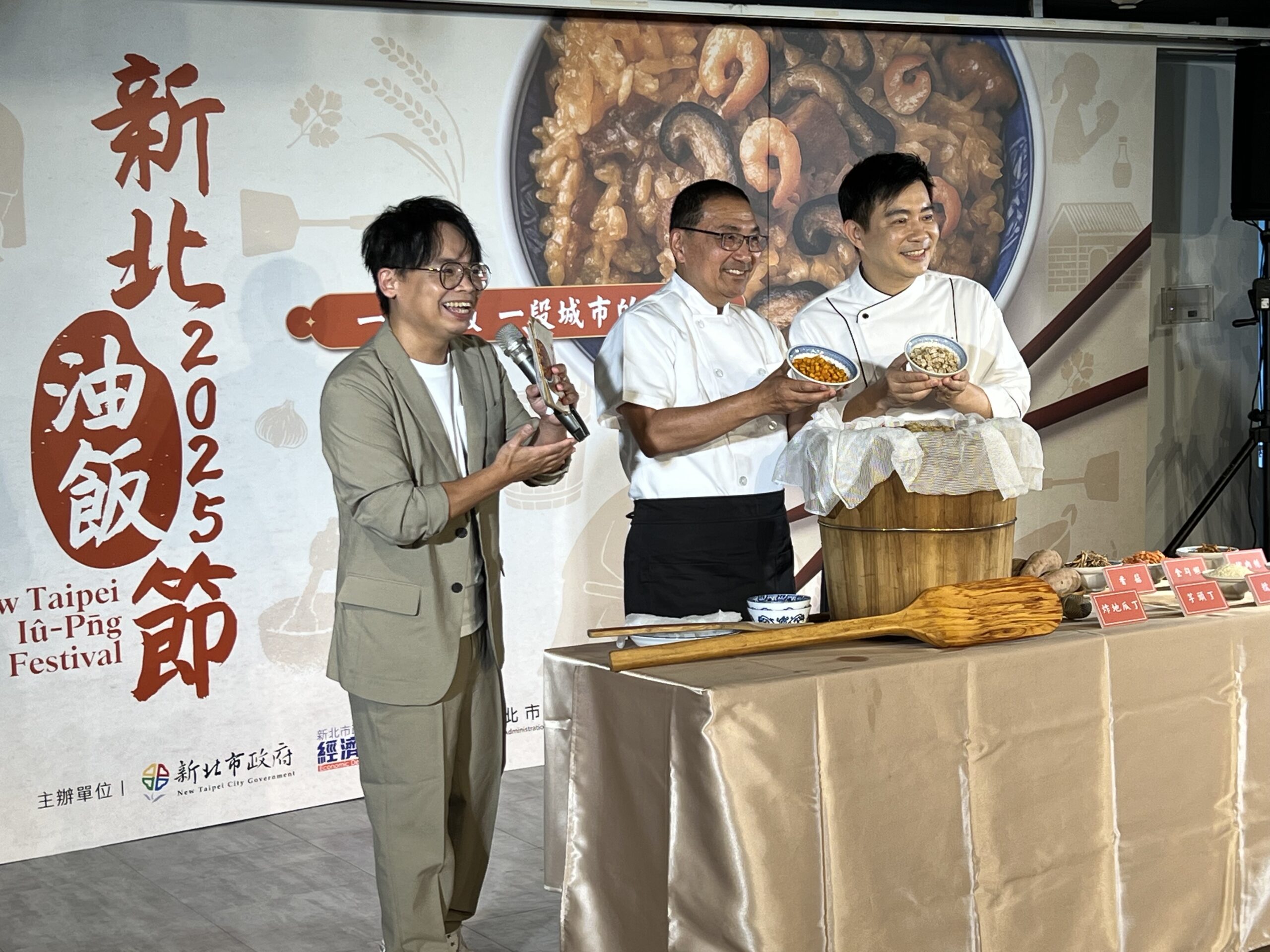 《圖說》侯友宜倒入餡料製作油飯。〈記者葉柏成攝〉
