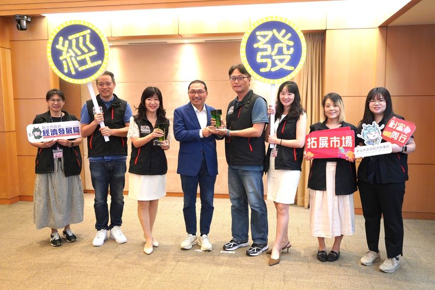 《圖說》經發局長蓉局長(左三)今日率領團隊，在市政會議上將這份榮耀獻給市長侯友宜，與市府團隊共享喜悅。〈經發局提供〉