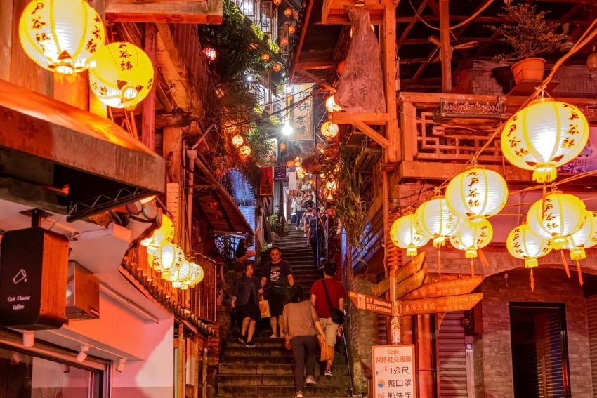 限量紀念帽加碼送 台灣好行九份金瓜石線、木柵平溪線暢遊套票開賣 3 《圖說》九份豎崎路也是必拍的景點。層層階梯與懷舊建築交織成獨特風景。〈觀旅局提供〉