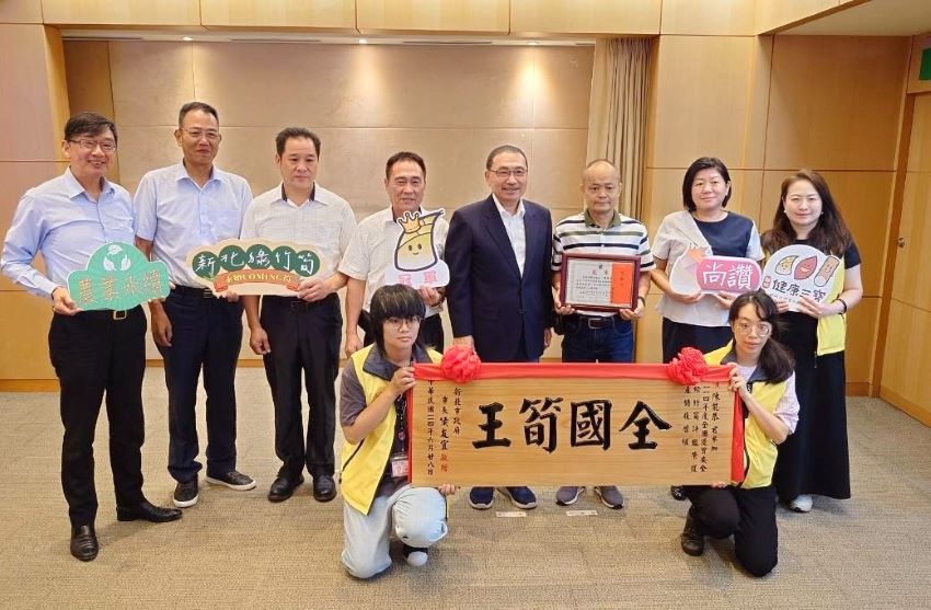 全國綠竹筍驗證評鑑 新北包辦兩組冠、亞、季軍 2 《圖說》新店區農友陳能恭(右3)獲全國優質安全綠竹筍驗證評鑑「產銷履歷組」冠軍,今日於市政會議獻獎予市長。〈農業局提供〉