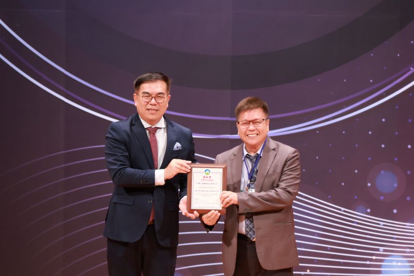 《圖說》中興工程公司董事長陳伸賢〈右〉榮獲環境部長彭啟明頒獎表揚。〈中興公司提供〉