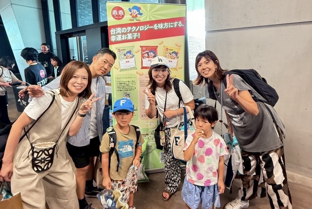 ▲乖乖魅力放送至國際，吸引北海道日本火腿鬥士隊球迷現場一起同樂。(圖/乖乖提供)