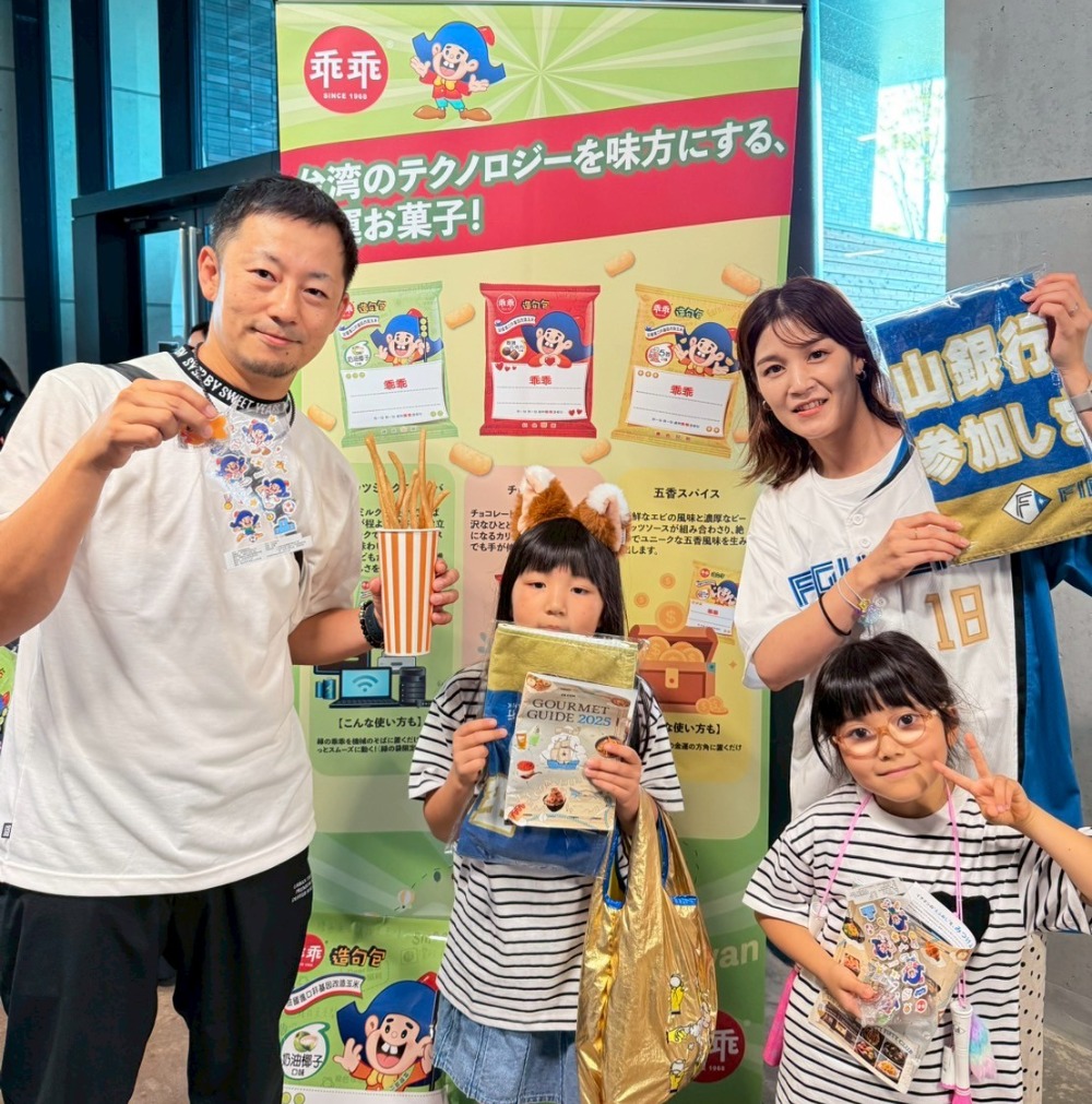 ▲一家大小開心參加活動，在乖乖攤位合影留念，感受台灣零食與棒球熱情結合的魅力。(圖/乖乖提供)