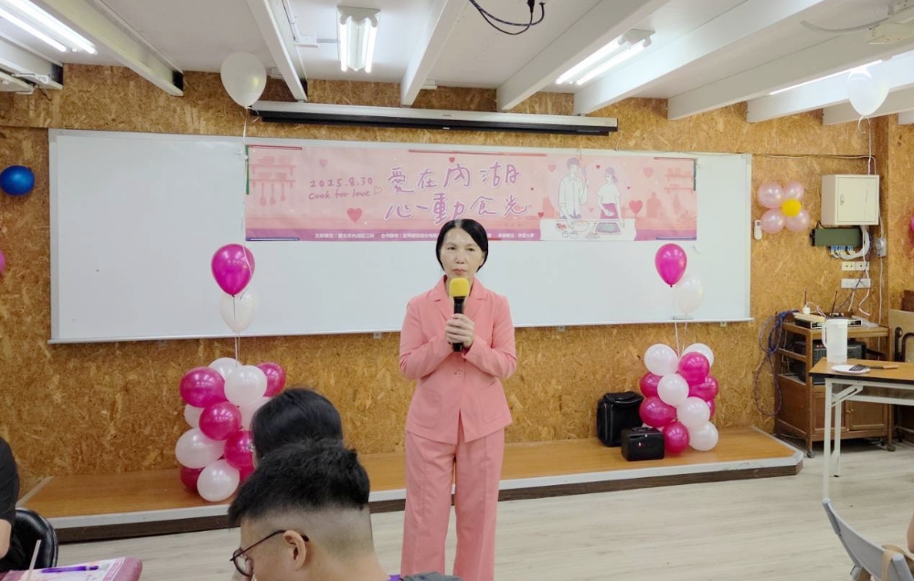 內湖區公所單身聯誼「愛在內湖 心動食光」圓滿落幕 2 ▲內湖區副區長郭素蓉親臨活動現場為單身男女加油打氣,祝福參加者找到人生理想伴侶。(圖/戀愛大學提供)