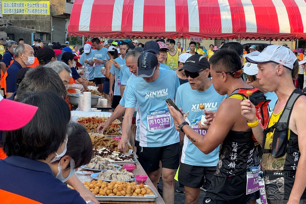 新屋馬獲國際認證 與熊本草莓馬締結「鵝莓派」友誼 2 圖▲結合在地美食特色的超豐富補給品,一直都是新屋馬的亮點之一。