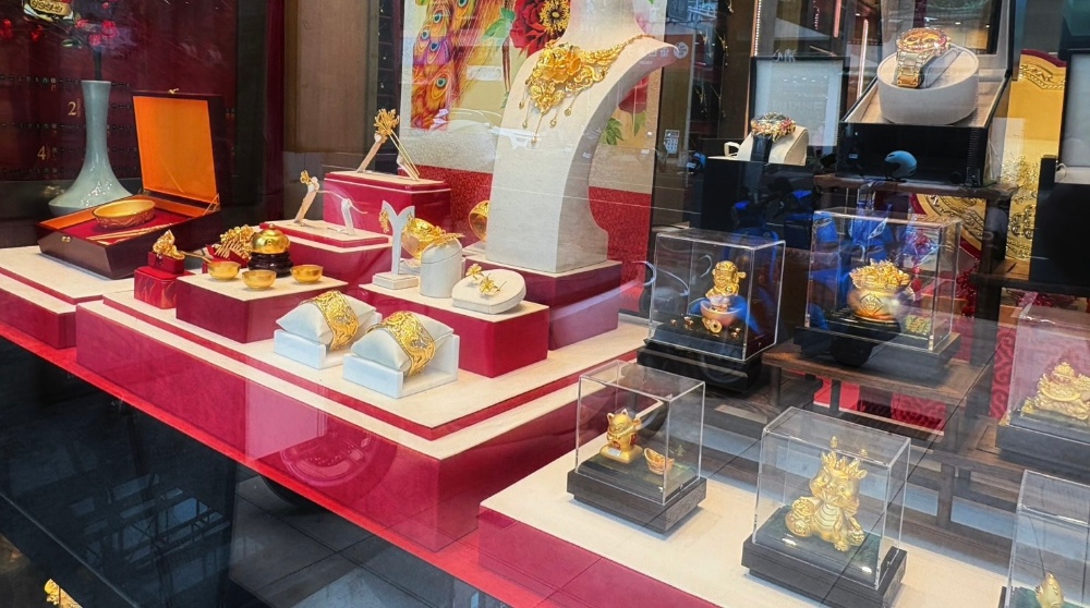 圖▲純白櫥窗襯托橙色光影，黃金在其中閃耀出溫潤光芒，每一步路過都讓人忍不住駐足欣賞。