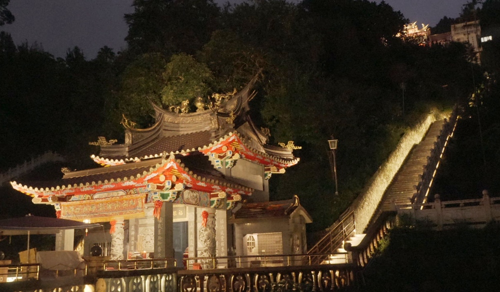 圖▲傍晚的竹柏參道，沿路柔美光影伴隨，登高後即可欣賞臺北的美麗夜景。(圖/臺北市政府觀光傳播局提供)