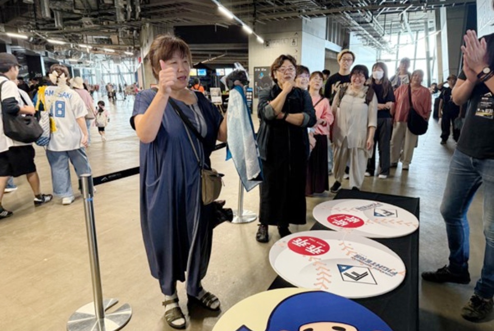 ▲乖乖宣傳展攤活潑吸睛，球迷一同體驗「台灣味 × 棒球」的獨特氛圍。(圖/乖乖提供)