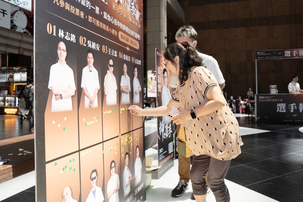 ▲現場設置人氣王投票展板，邀請民眾支持的按摩師投下寶貴的一票。(圖/臺北市政府勞動局提供)
