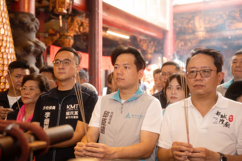 2025竹塹中元城隍祭 邱臣遠代理市長扶轎同行遶境賑孤 | 索引新聞 INDEX News