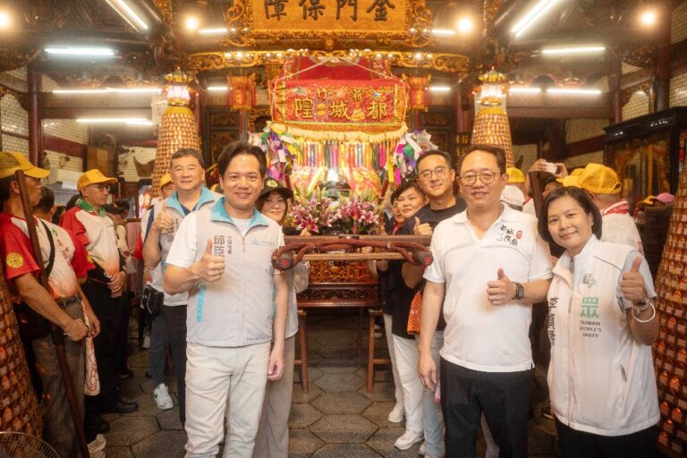 2025竹塹中元城隍祭 邱臣遠代理市長扶轎同行遶境賑孤