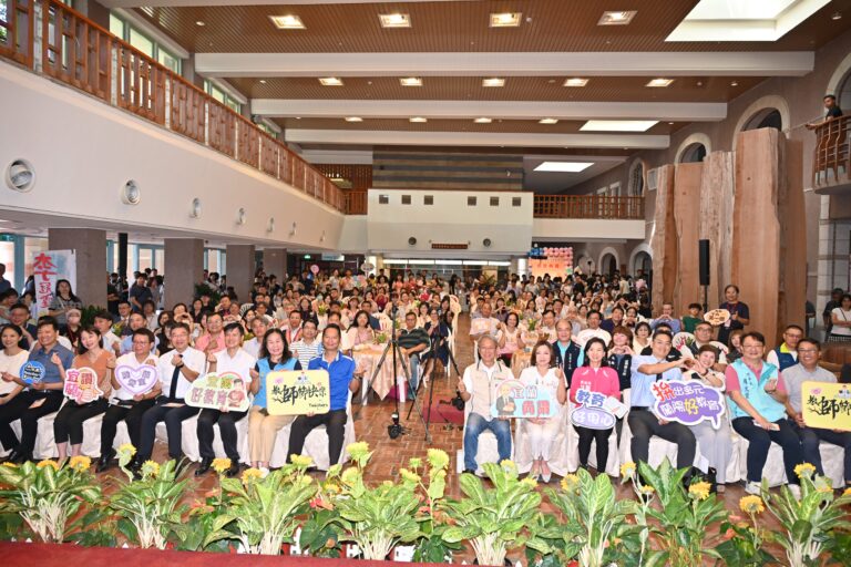 宜蘭縣府獎勵特優教師改發現金