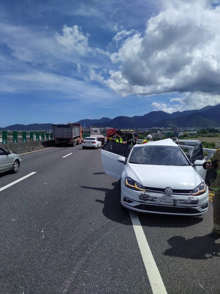 8旬翁駕車國5故障占用外車道遭聯結車追撞車尾全爛　老夫妻受傷