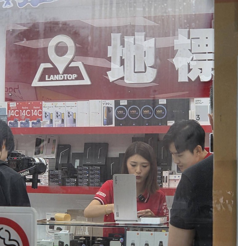 路人驚見Joeman下海賣手機！網笑瘋「奢華店員」「根本金秀賢！」 | 索引新聞 INDEX News
