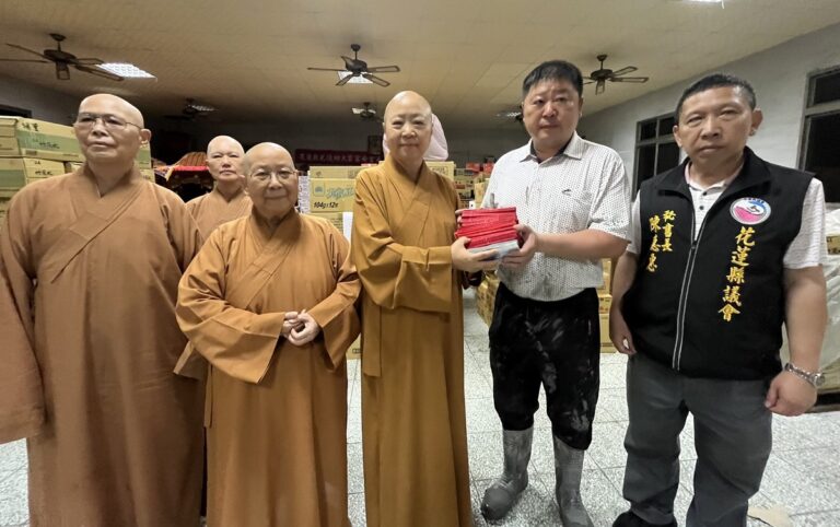 屏東佛教會送暖花蓮 百萬善款與物資直達災區