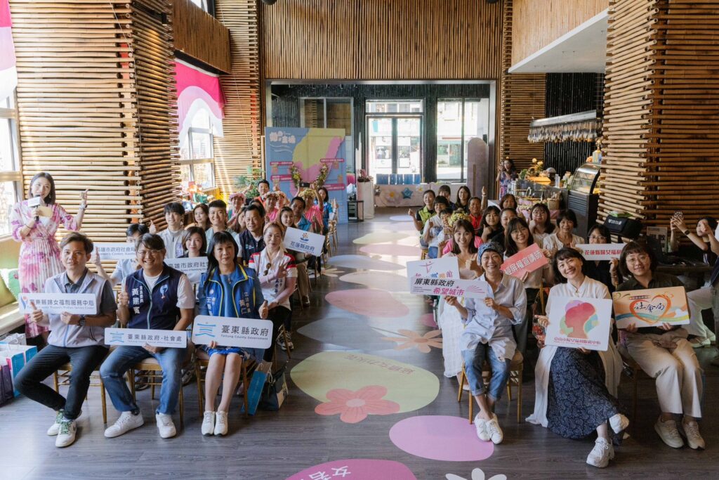 曹蘭結合臺東藍　為五縣市婦女館共同行銷女路品牌