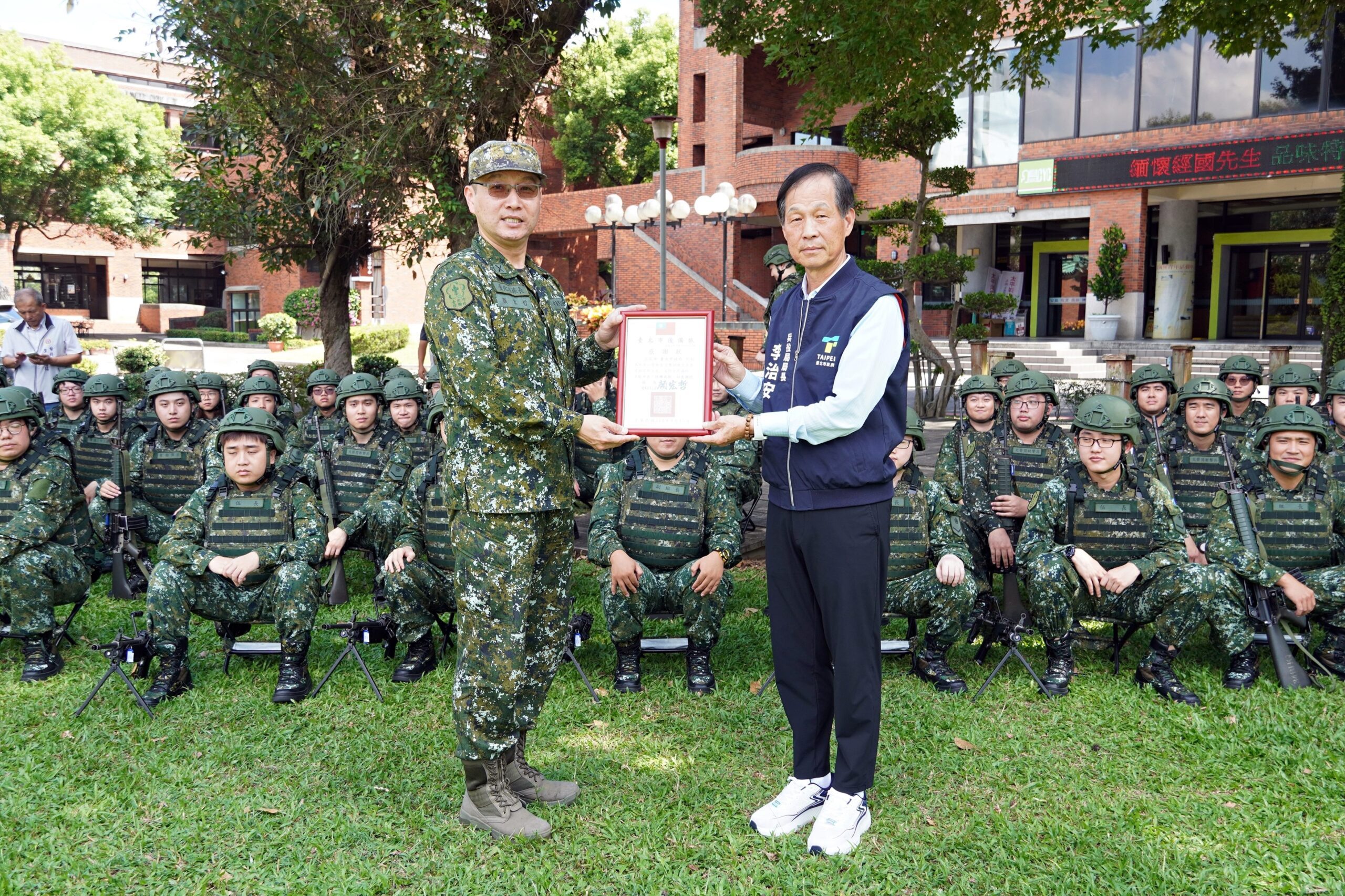 北市兵役局赴教育召集訓練　致贈慰勞品向官兵致敬