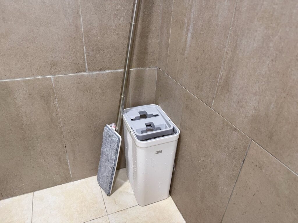 家有「發電機」地板總髒兮兮？網推「居家神物」乾、濕拖一次搞定