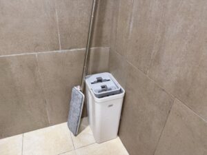 家有「發電機」地板總髒兮兮？網推「居家神物」乾、濕拖一次搞定
