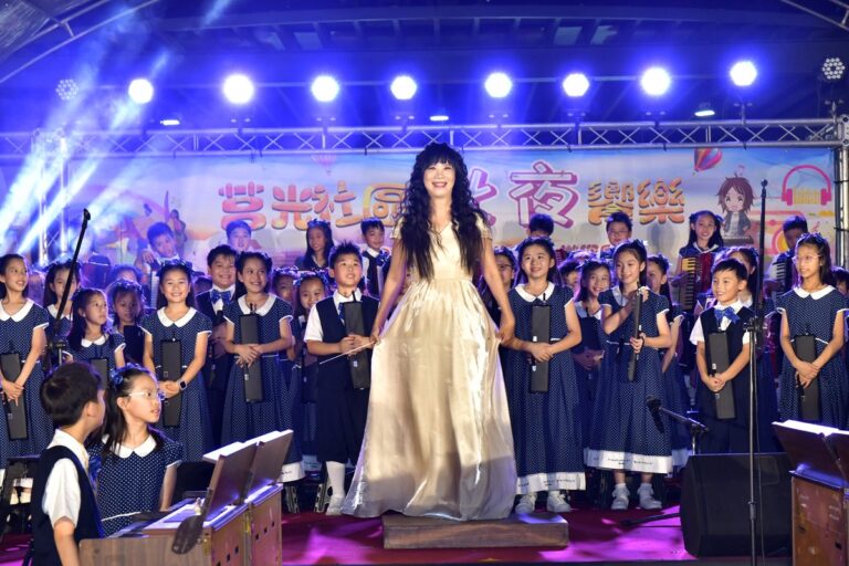 新北板橋莒光國小「秋夜饗樂」音樂會 藍色星星燈海點亮夜空！