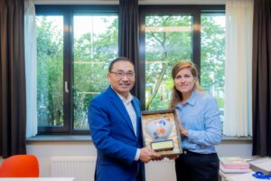 新北市長侯友宜率團參訪荷蘭霍格威村，取經失智照護經驗，盼引入「生活即照護」模式，推動長照3.0與失智友善社區，打造符合台灣長者需求的生活化照護環境。