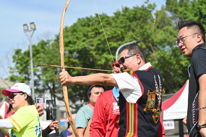 新北市長盃原民傳統射箭賽百隊參戰 侯友宜開弓展箭技