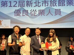 市府頒專屬特製獎座    新北旅館公會表揚績優人才