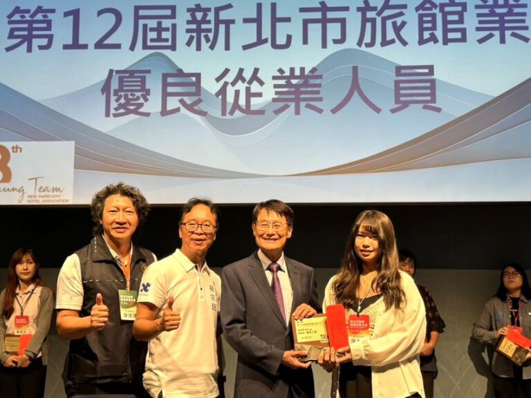市府頒專屬特製獎座    新北旅館公會表揚績優人才