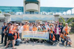 實踐ESG願景     土城醫院百人齊力牽罟淨灘護海洋