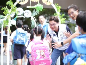 親自把關校園午餐 劉和然開學日陪孩子迎新學期