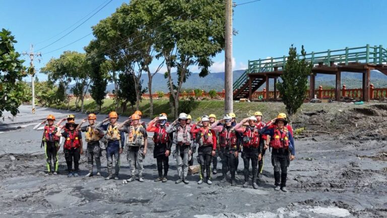 任務完成   新北特搜向花蓮人民土地致最敬意