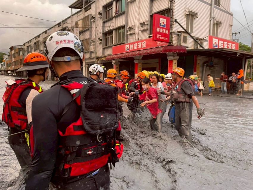 深入災區 新北特搜馳援光復連夜搜索、搶救
