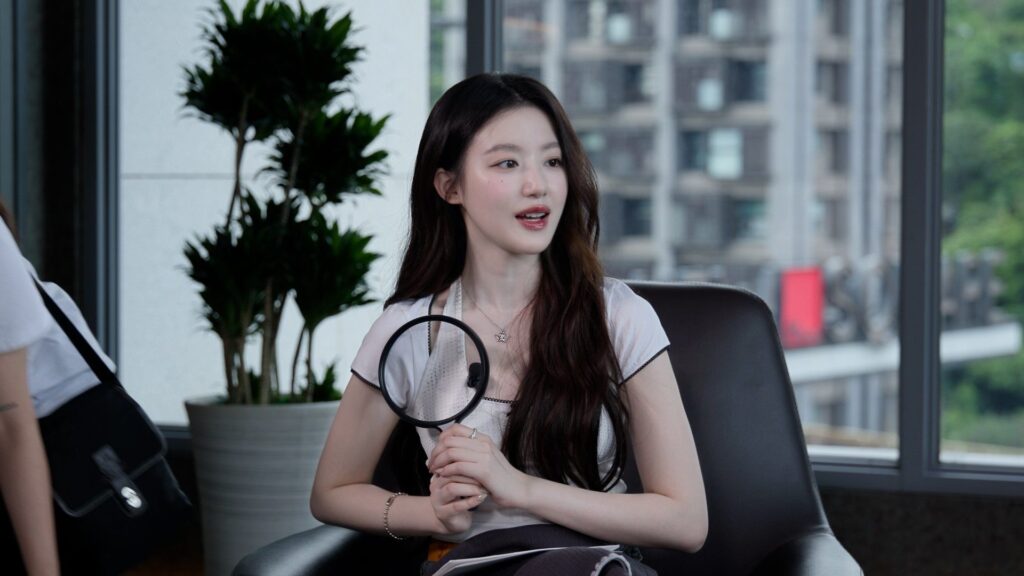 舒華出道8年個人首場 Talk Concert 正式登台 變身「鑑定師」